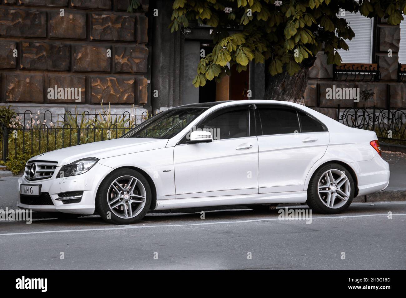 Kiew, Ukraine - 22. Mai 2021: Weißer Mercedes-Benz C-Klasse W204 in der Stadt Stockfoto