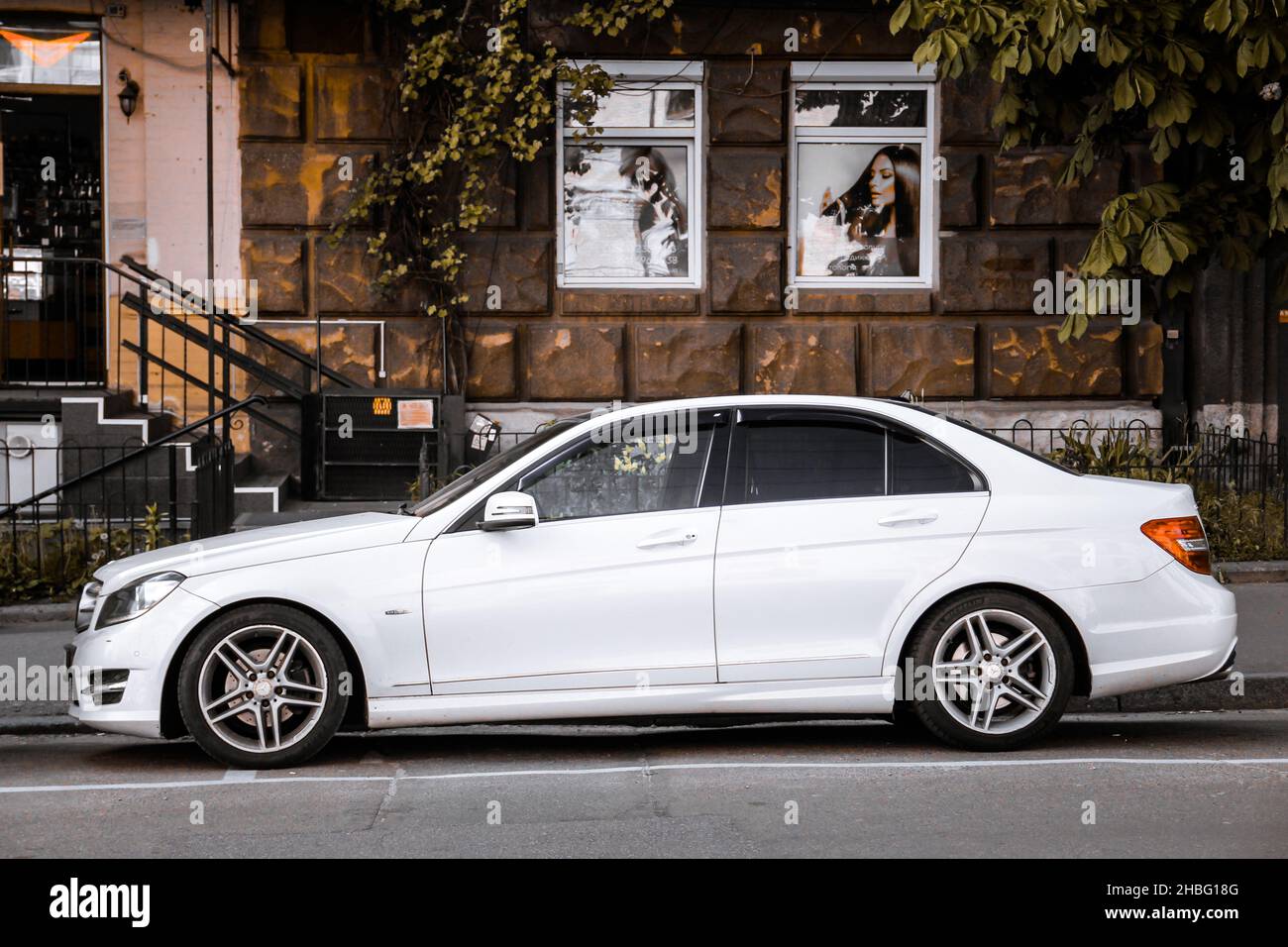 Kiew, Ukraine - 22. Mai 2021: Weißer Mercedes-Benz C-Klasse W204 in der Stadt Stockfoto