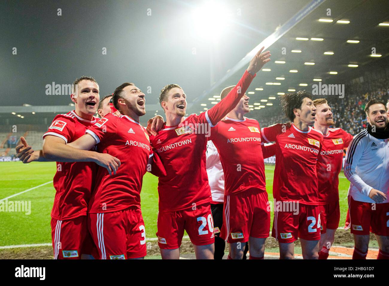 Letzte Jubilierung UB, von links nach rechts Paul JAECKEL (UB), Kevin MOEHWALD (MÃ¶hwald, UB), Bastian OCZIPKA (UB), Julian RYERSON (UB), Genki HARAGUCHI (UB), Andreas VOGLSAMMER (UB), Niko GIESSELMANN ( UB) Soccer 1. Bundesliga, Spieltag 17th, VfL Bochum (BO) - Union Berlin (UB), am 18. Dezember 2021 in Bochum/Deutschland. #die DFL-Vorschriften verbieten die Verwendung von Fotos als Bildsequenzen und/oder quasi-Video # Â Stockfoto