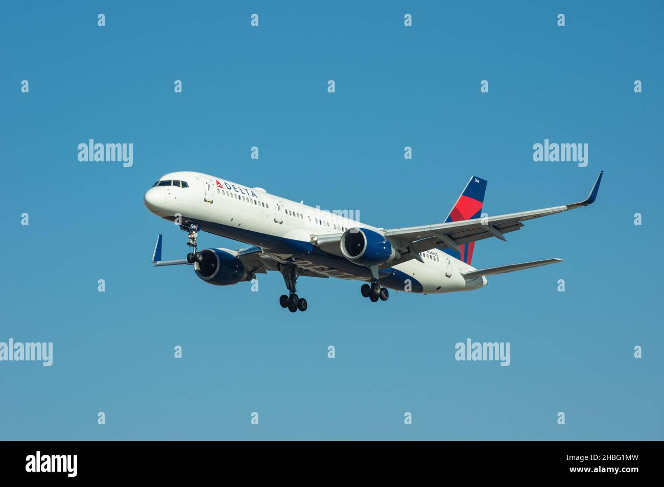 Delta Air Lines Boeing 757 mit der Registrierung N546US landet am LAX, Los Angeles International Airport. Stockfoto