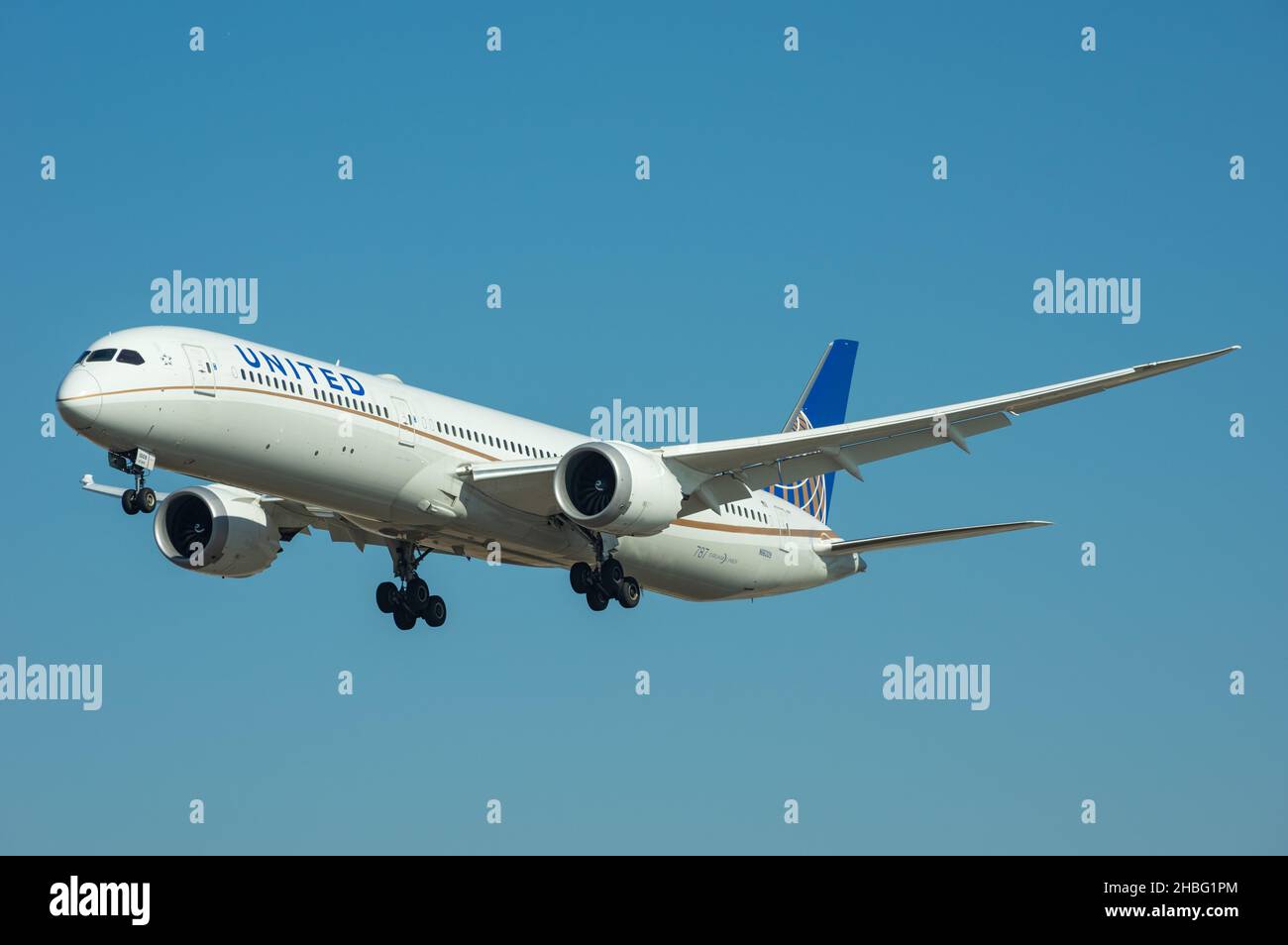 United Airlines Boeing 787-10 mit der Registrierung N854DN landet am LAX, Los Angeles International Airport. Stockfoto