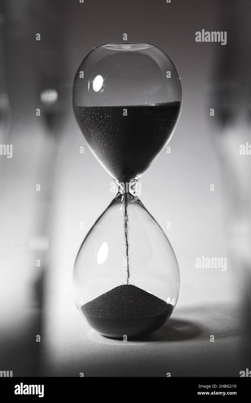 Schwarzweiß-Foto der Sanduhr Nahaufnahme Stockfoto