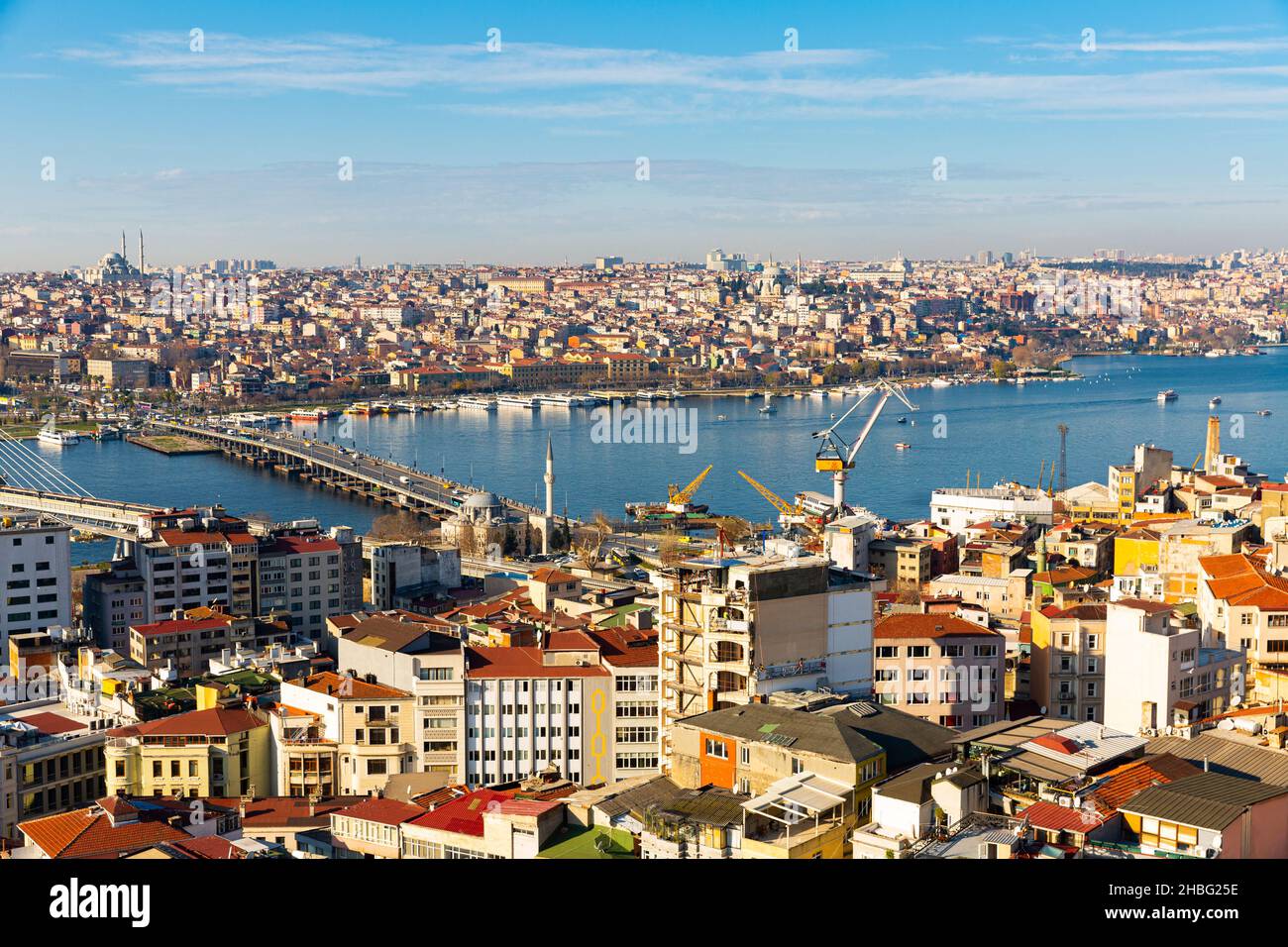 Blick vom Galata-Turm auf die Bucht des Goldenen Horns mit Atatürk-Brücke, Istanbul Stockfoto