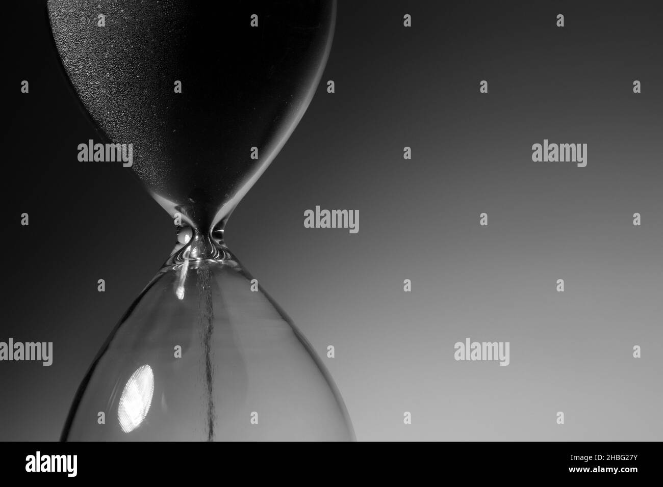 Schwarzweiß-Foto der Sanduhr Nahaufnahme Stockfoto