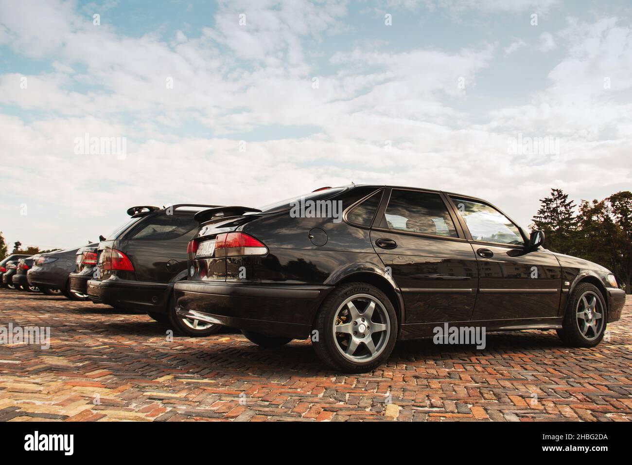 Tschernihiv, Ukraine - 24. Juli 2021: Saab-Autos sind in Reihe. Saab 900 Turbo, 9-3 und Saab 9-5 gegen den Himmel Stockfoto