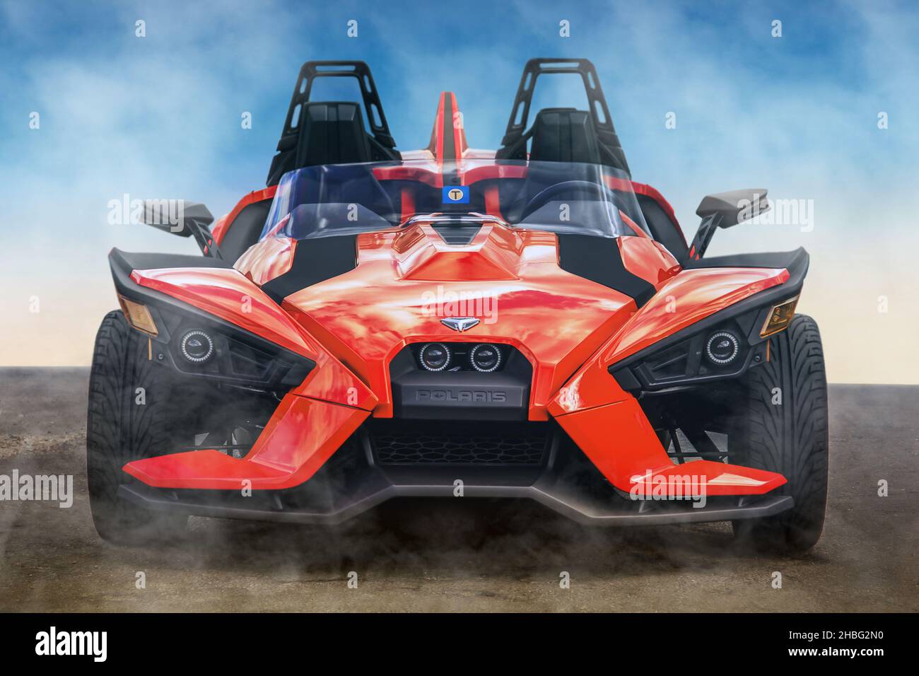 Ukraine, Odessa - 5. September 2021: Einzigartiges rotes Dreirad Polaris Slingshot SL auf einem sauberen Hintergrund. Hintergrundbild. Für Werbung Stockfoto