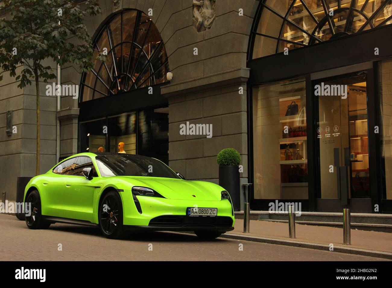 Kiew, Ukraine - 19. Juni 2021: Matt Porsche Taycan Turbo S lime color in der Stadt Stockfoto