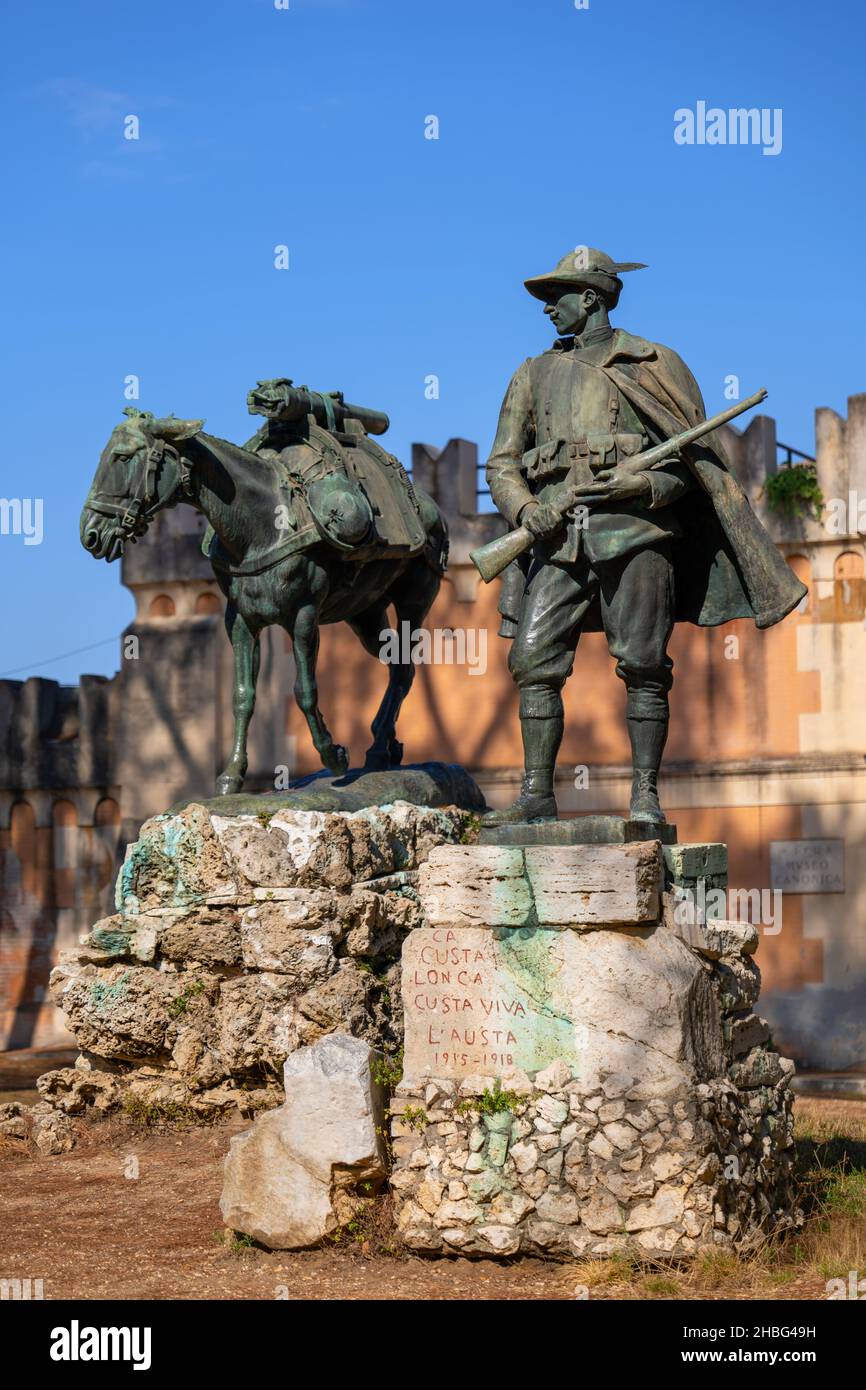 Rom, Italien, Bronzeskulpturen von Alpensoldaten und Mule, Monumento all'Alpino e all'Umile Eroe von Pietro Canonica im Park der Villa Borghese Stockfoto