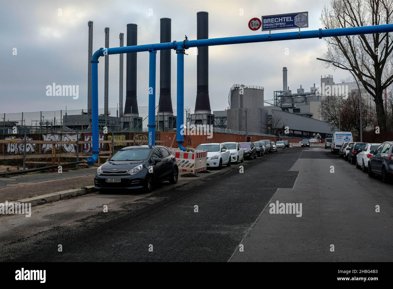 Berlin, Deutschland. Das Elektrizitätswerk Berlin-Moabit wird noch immer fossil mit kohlenstoffemittierender Steinkohle betrieben, die die Atmosphäre verschmutzt und das Klima durch Treibhausgase und CO2 verändert. Stockfoto