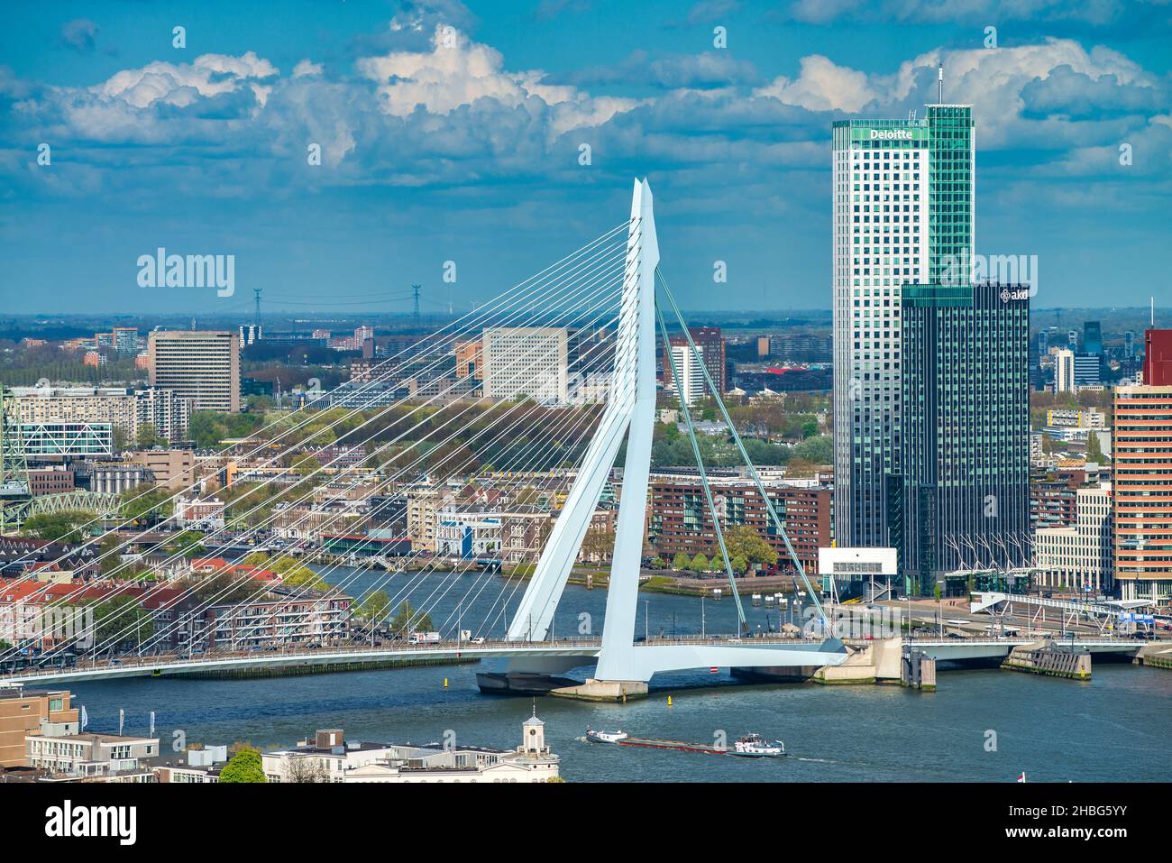 ROTTERDAM, NIEDERLANDE - 28. APRIL 2015: Gebäude im Stadtzentrum an einem schönen sonnigen Frühlingstag, Luftaufnahme Stockfoto