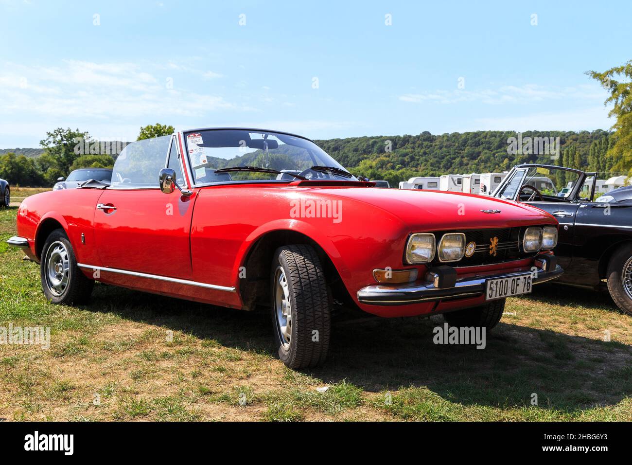 GIVERNY, FRANKREICH - 31. AUGUST 2019: Dies ist ein Luxus-Sportwagen Peugeot 504, der von berühmten französischen Unternehmen hergestellt wird. Stockfoto