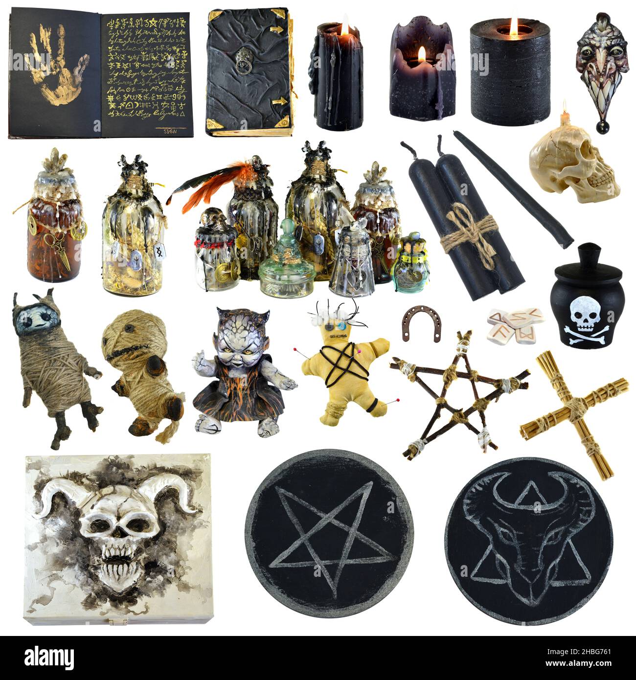 Design Clip Art Set mit schwarzen magischen Ritualobjekten, Pentagramm, Hexenbuch, Kerzen isoliert auf weißem Hintergrund. Esoterisches, gotisches und okkultes Thema, H Stockfoto