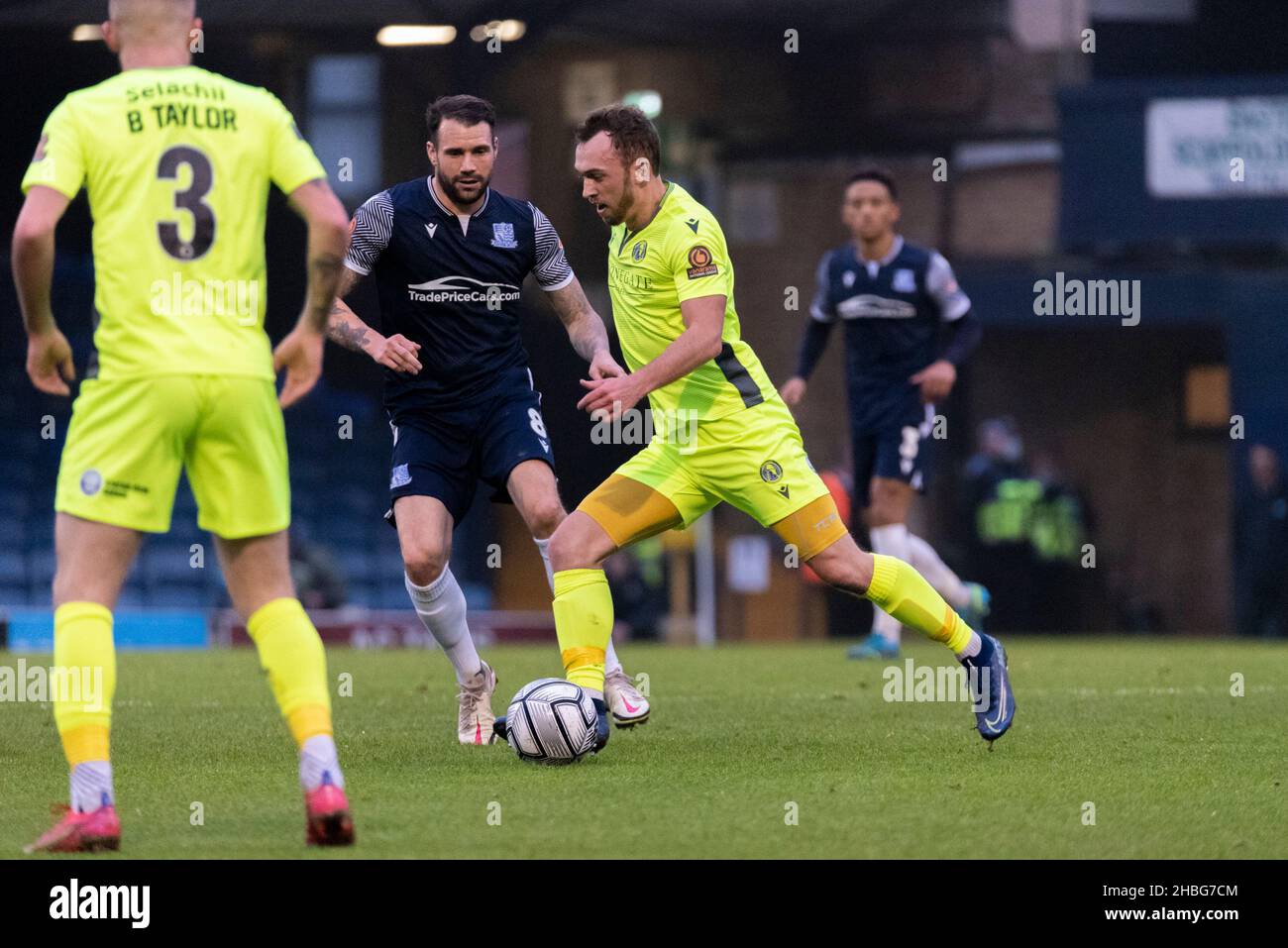 Spieler, der für die FA Trophy 3rd-Runde in Roots Hall, Southend United gegen Dorking Wanderers Fußballspiel spielt. Grimmiger, regnerischer, nebliger Abend Stockfoto