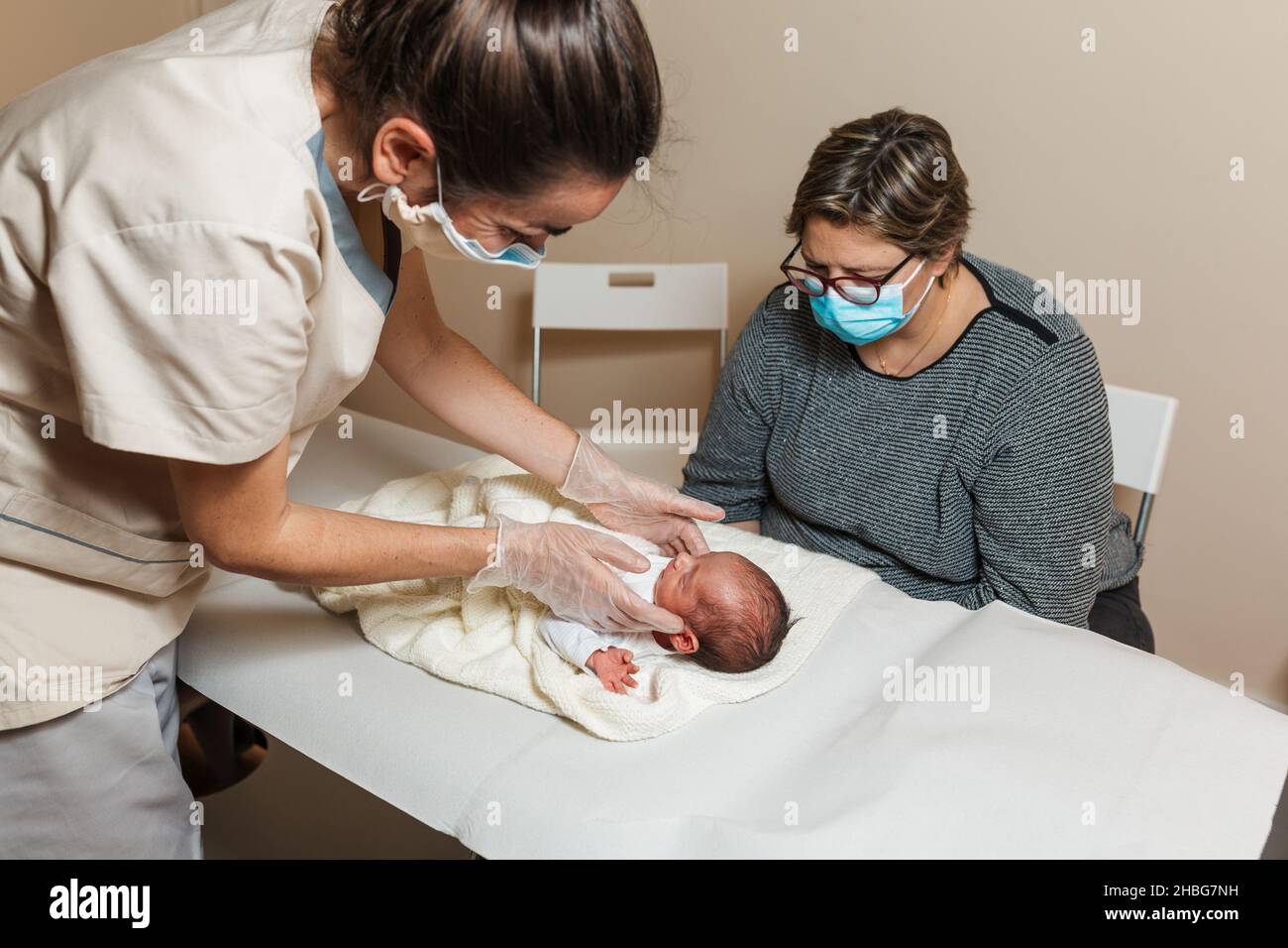 Physiotherapeut, der die Kiefergelenke bei einem Baby in einem medizinischen Zentrum evaluiert. Stockfoto