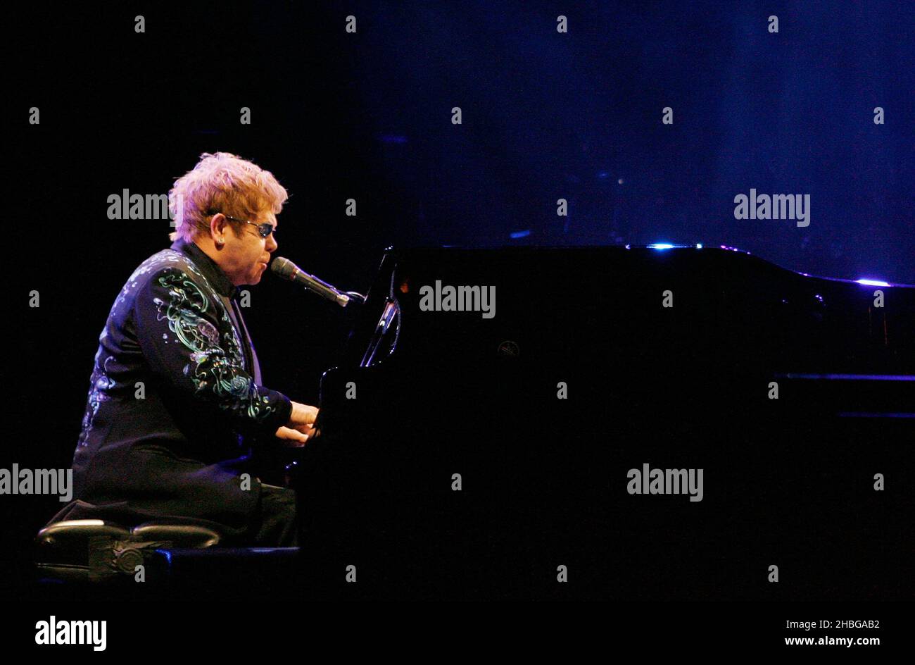 Sir Elton John tritt am Royal Opera House, Covent Garden London, auf Stockfoto