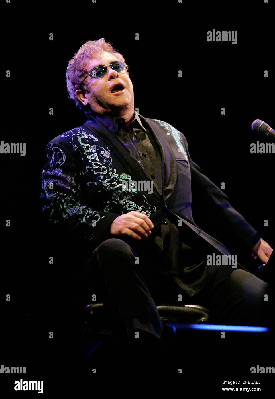 Sir Elton John tritt am Royal Opera House, Covent Garden London, auf Stockfoto