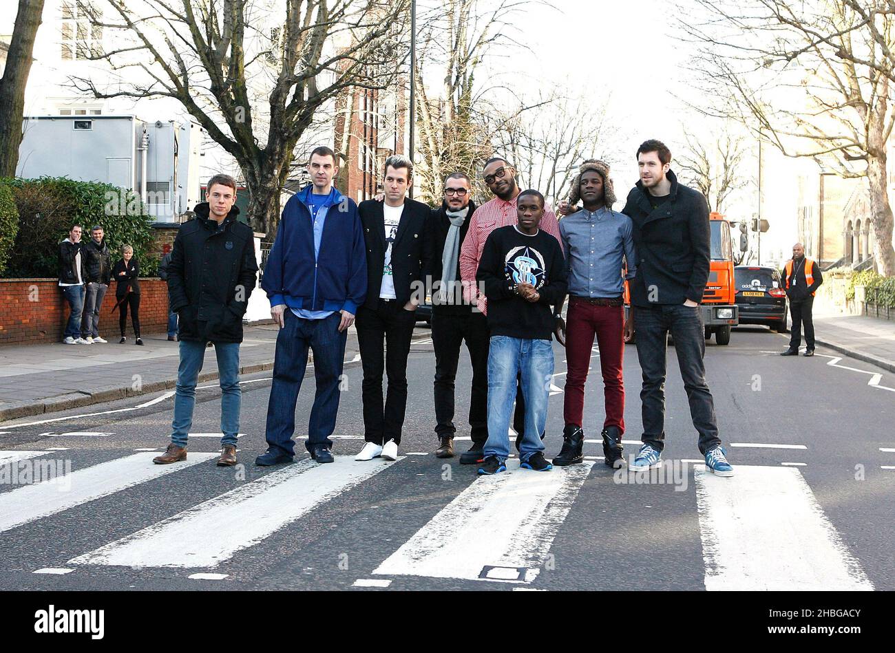 (L-R) Jamie T, Tim Westwood, Mark Ronson, Zane Lowe, Herr Jam, Tinchy Stryder, Labrinth und Calvin Harris posieren auf der Zebrakreuzung der Abbey Road im Rahmen der Developing Musicians Music Industry Insight Sessions, praxisorientierte Workshops, die in den Abbey Road Studios in London stattfinden. Stockfoto
