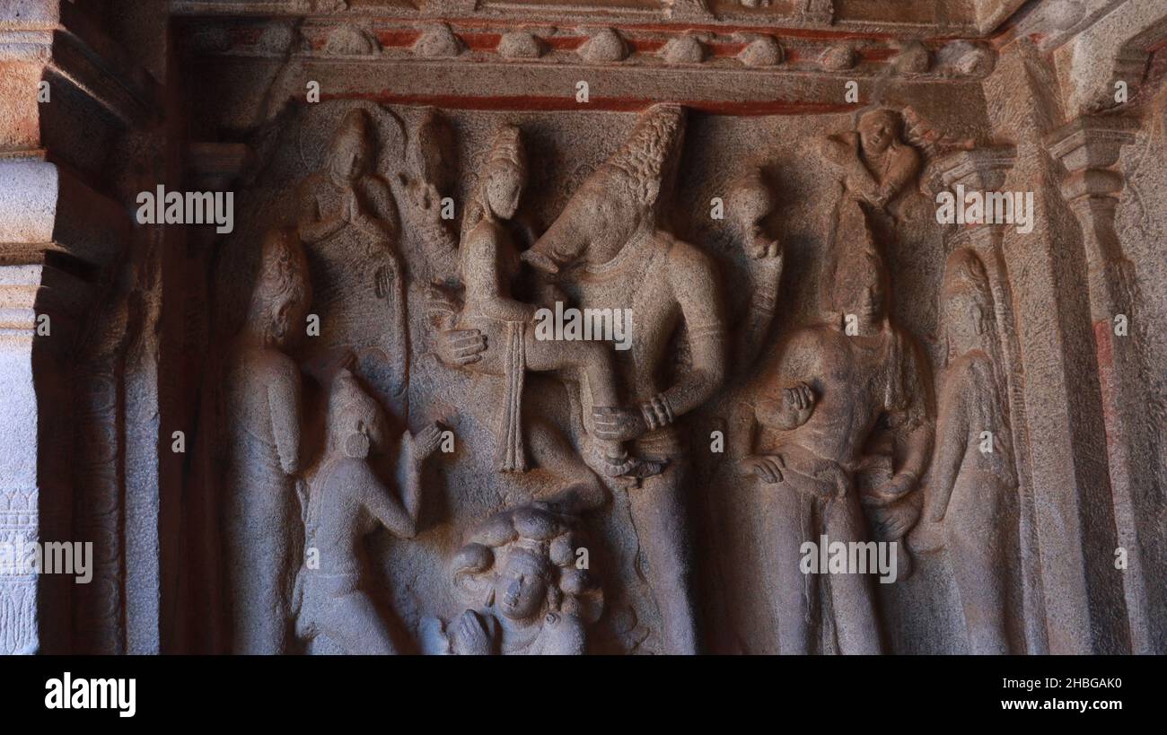 Der Varaha Cave Temple. Alt- Statuen in Felsen geschnitzt. Dies ist eine Funktion in mehreren hinduistischen Schriften. Rock backround Stockfoto