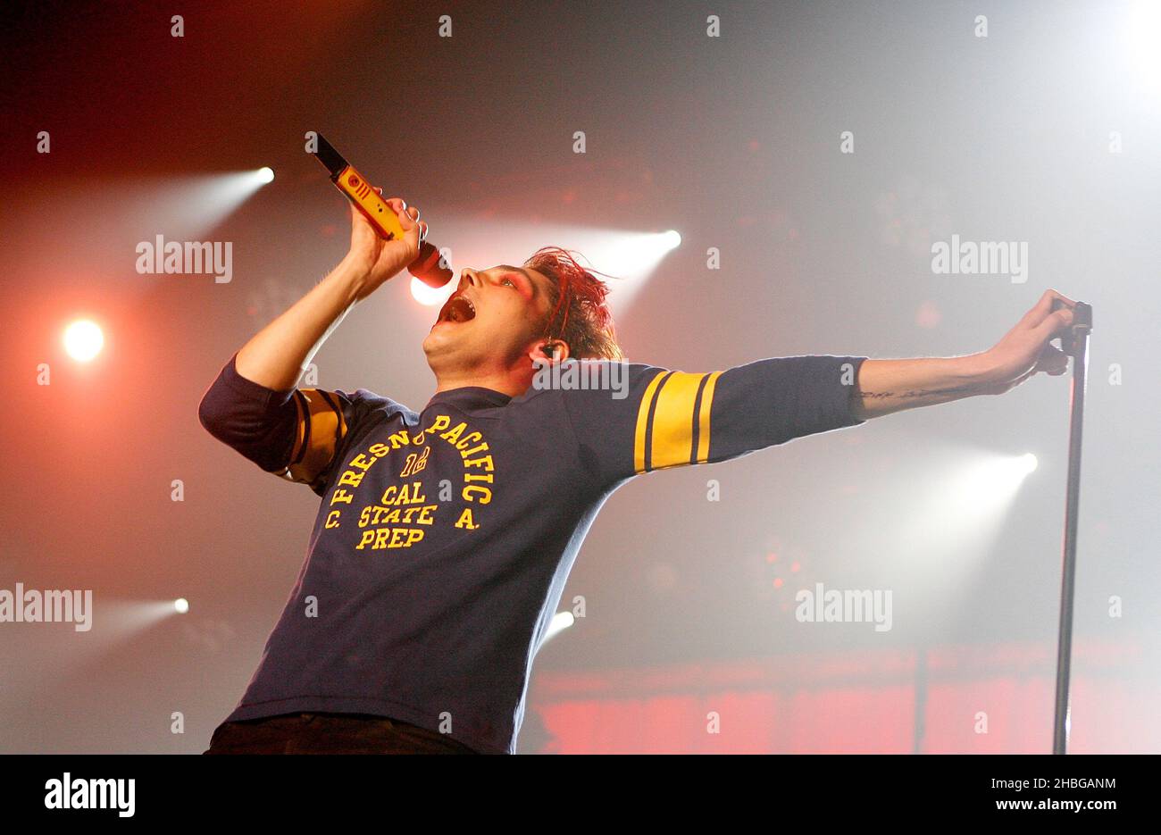 Gerard Way of My Chemical Romance tritt am 12,2011. Februar auf der Bühne der Wembley Arena in London auf Stockfoto