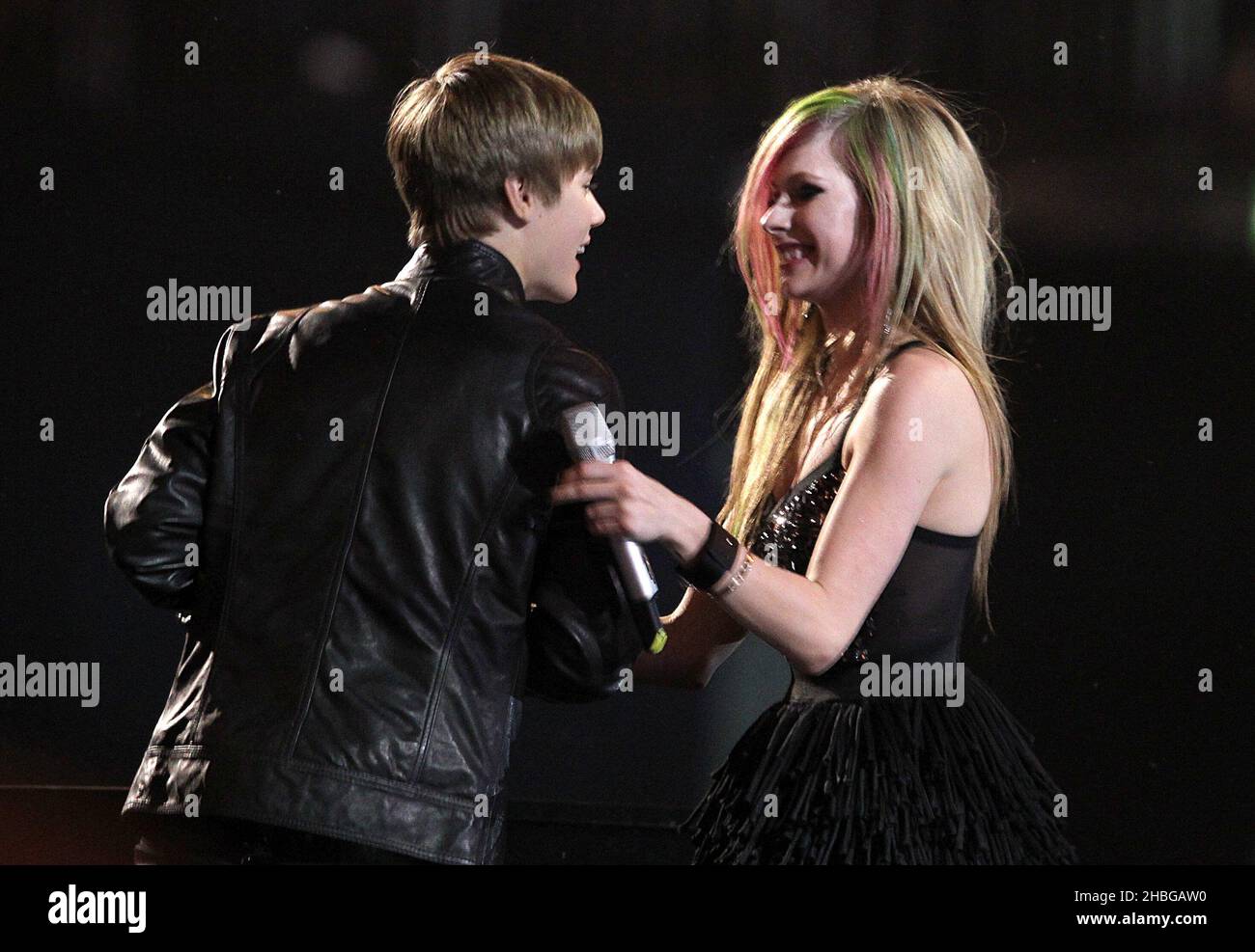 Avril Lavigne überreicht Justin Bieber die Auszeichnung für den International Breakthrough Act auf der Bühne während der Brit Awards 2011 in der Londoner Arena O2. Stockfoto