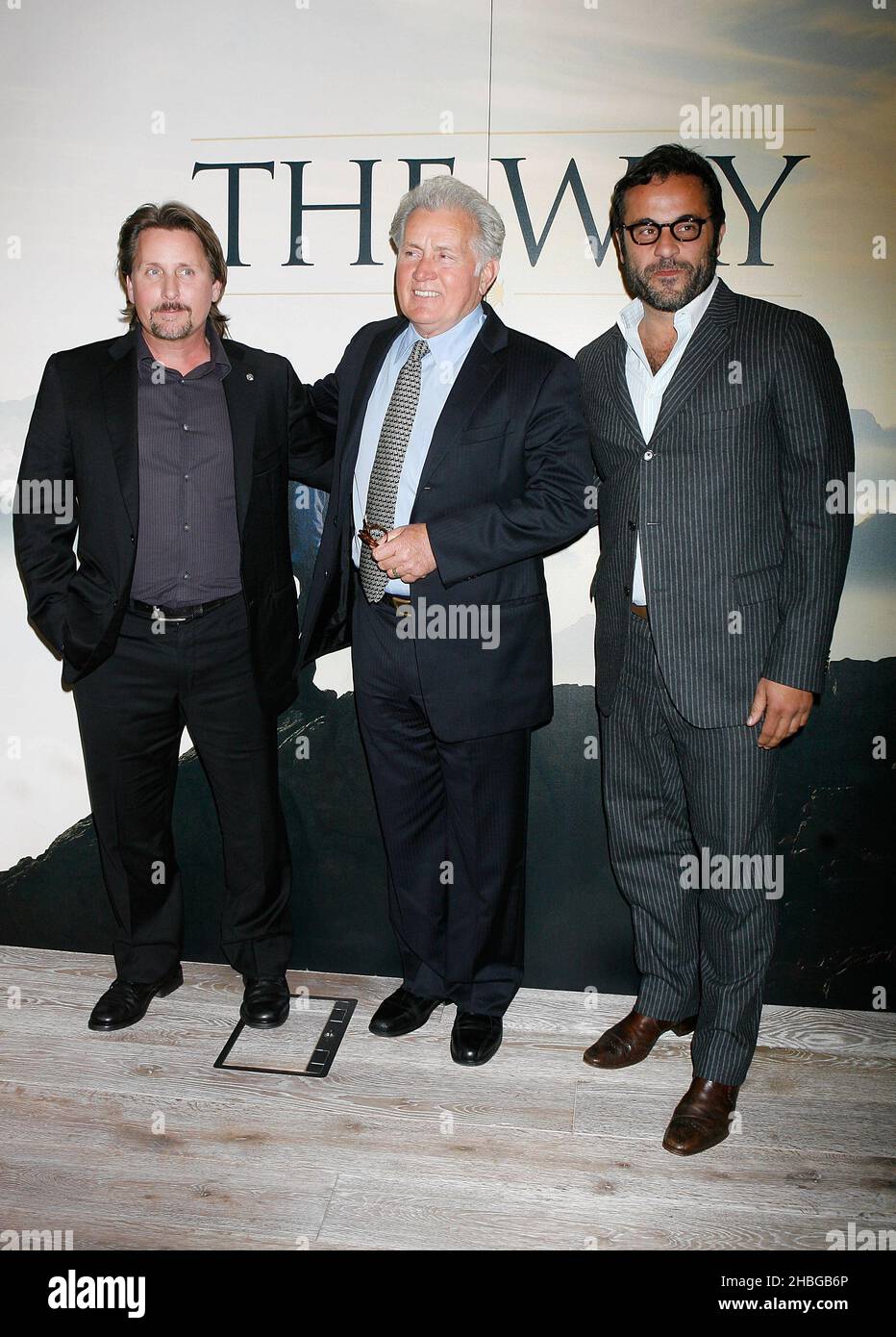 (L-R) Martin Sheen und Emilio Estevez und David Alexandian bei der britischen Premiere von The Way im BFI, Southbank, London. Stockfoto