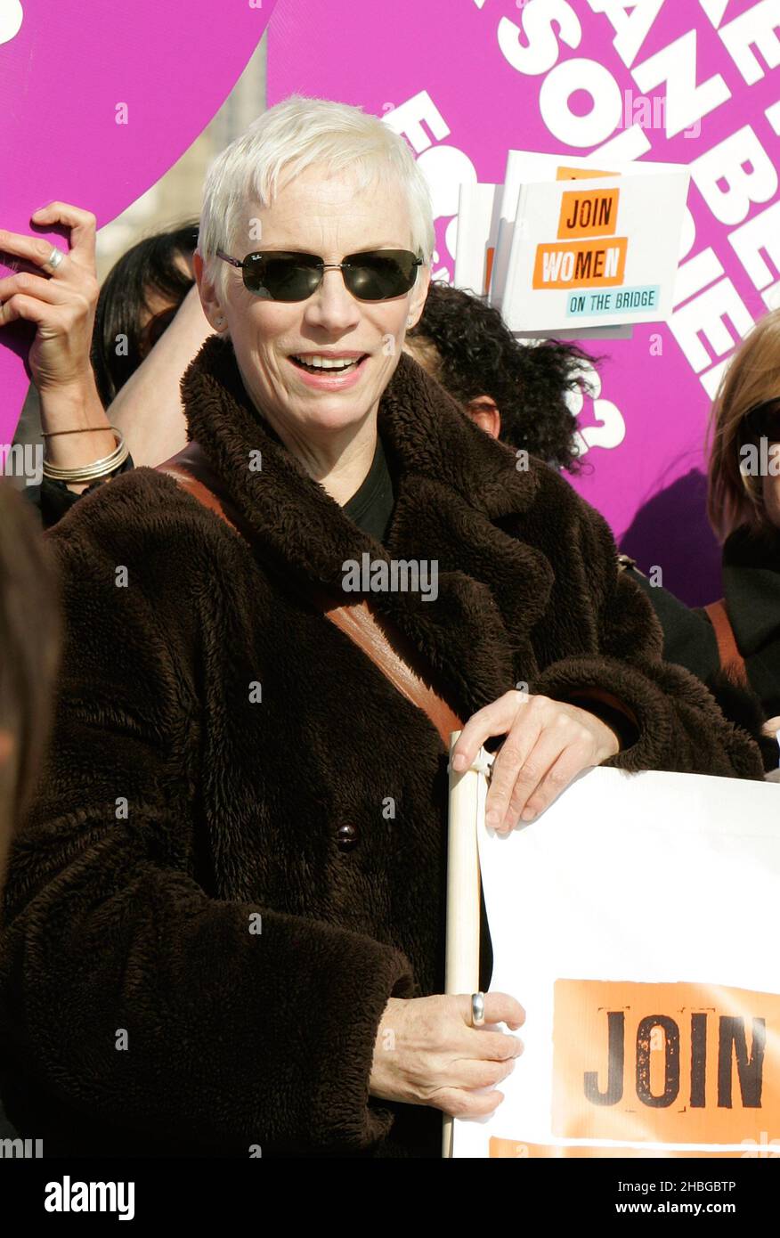Annie Lennox bei der Join Me on the Bridge Fotozelle Millennium Bridge, London. Stockfoto