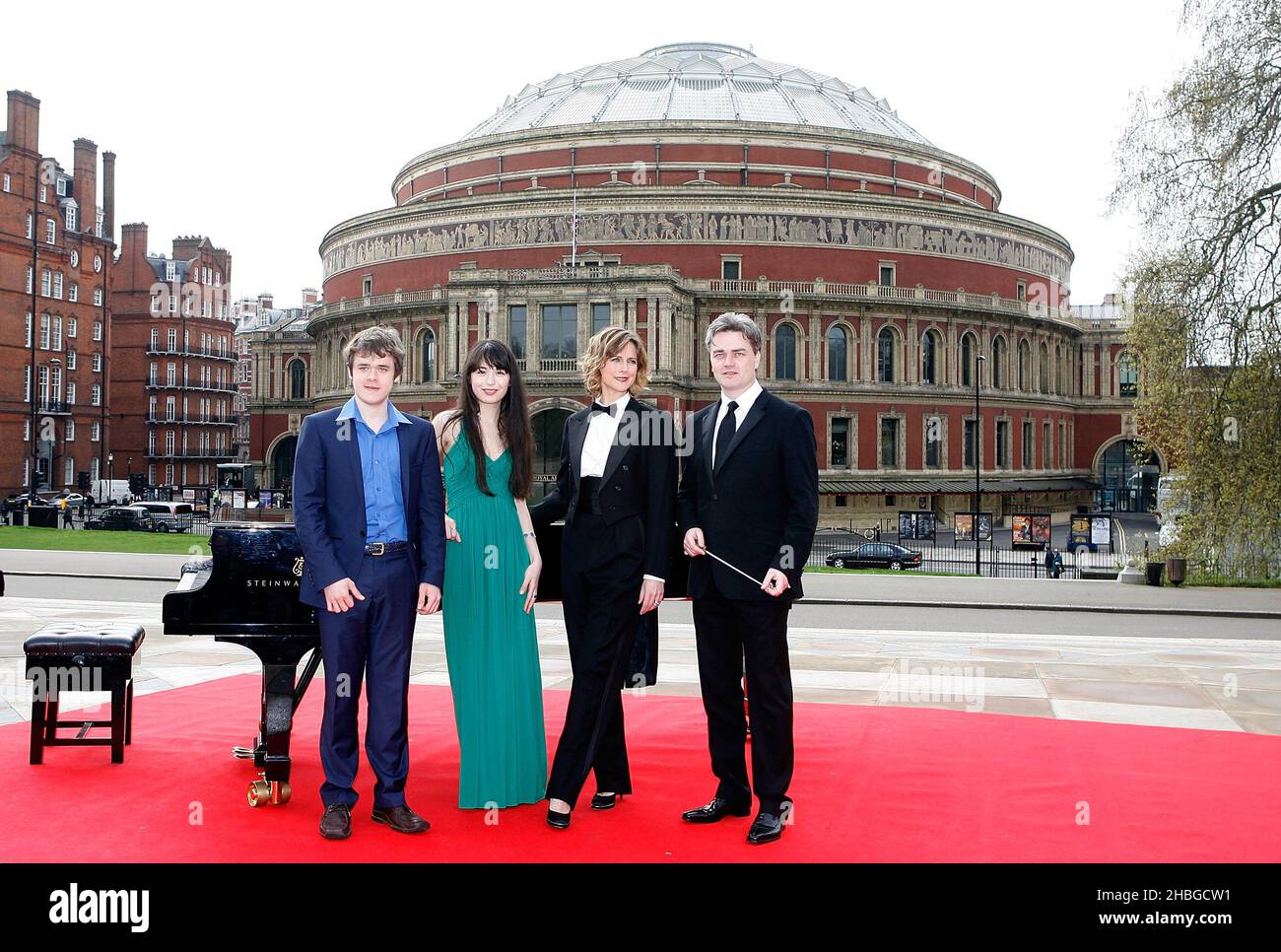 (Links - rechts) Alice Sara Ott, Benjamin Grosvenor, Katie Derham und der Dirigent Edward Gardner helfen, die BBC Proms am 14. April 2011 auf dem Albert Memorial in London zu starten. Stockfoto