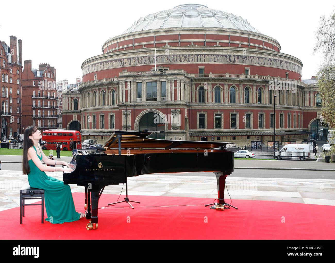 (Links - rechts) Alice Sara Ott, spielt und hilft bei der Veröffentlichung der BBC Proms am 14. April 2011 auf dem Albert Memorial in London. Stockfoto