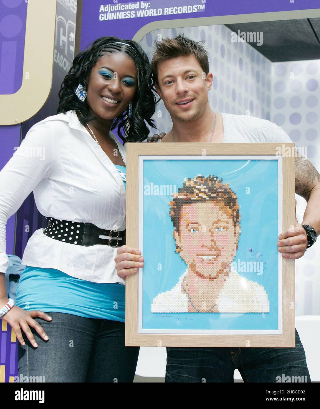 Duncan James von der Boyband Blue posiert, nachdem sie um einen Guinness-Weltrekord für die schnellste Toilettenrolle kämpfen, als sie versuchen, eine Toilettenrolle live auf der Bühne zu entwirren. Das Event markiert das Finale der Rennsaison der Cadbury Spots V Stripes Veranstaltungsreihe im Westfield Shopping Centre, London. Stockfoto