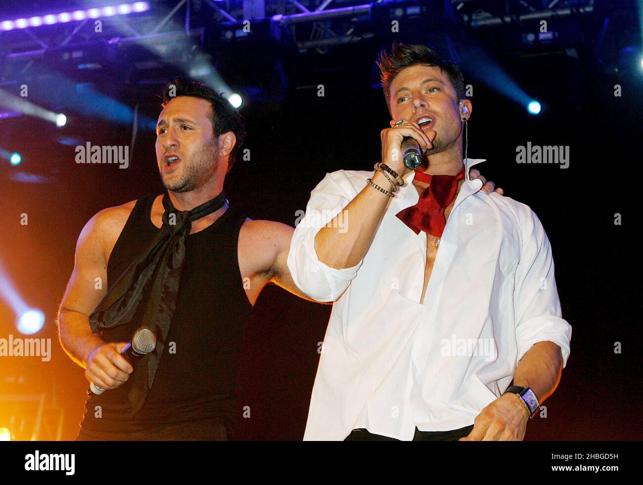 Anthony Costa und Duncan James von Blue treten vor ihrem Eurovision-Eintrag beim G-A-Y Heaven am 30. April 2011 auf. Stockfoto