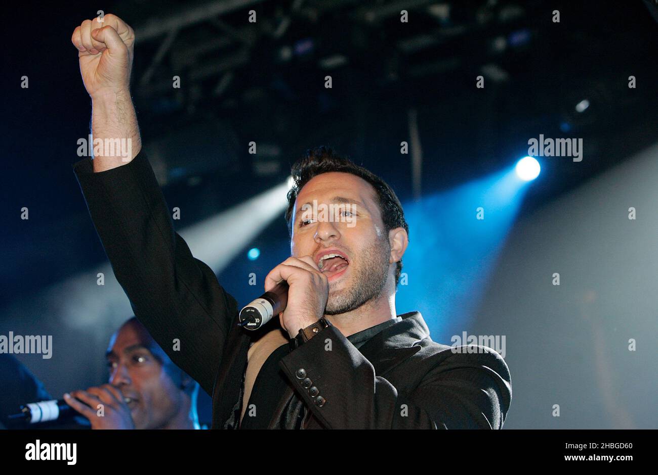 Anthony Costa von Blue tritt vor ihrem Eurovision-Eintrag beim G-A-Y Heaven am 30. April 2011 auf. Stockfoto