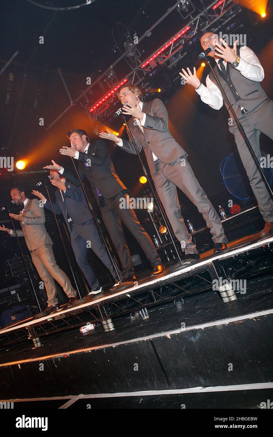 L-R Lachie, Mark, Darren, Mike, Timmy der Obertöne treten im G-A-Y Heaven, London auf Stockfoto