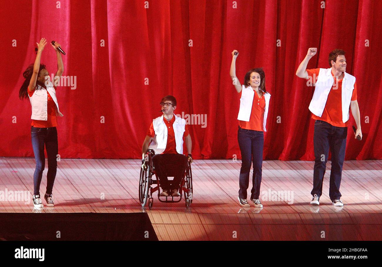 (l-r) Naya Rivera, Chris Colfer, Lea Michele und Cory Monteith auf der Bühne während der Glee Live Tour in der O2 Arena in London. Stockfoto
