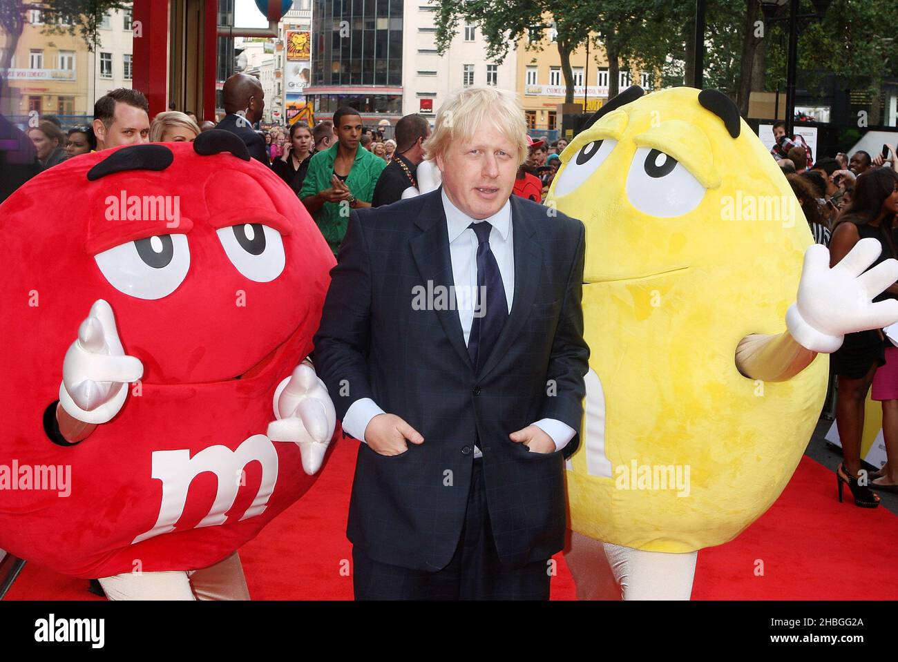 Boris Johnson mit M&M-Charakteren beim M&M Launch, Leicester Square, London, am 06. Juli 2011. Stockfoto