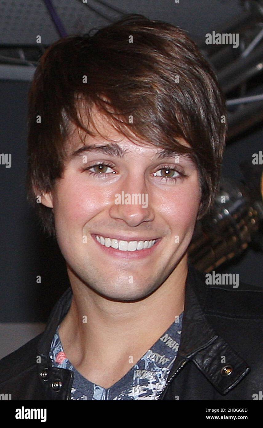 James Maslow von Big Time Rush nimmt an der Unterzeichnung in der HMV Oxford Street in London Teil. Stockfoto