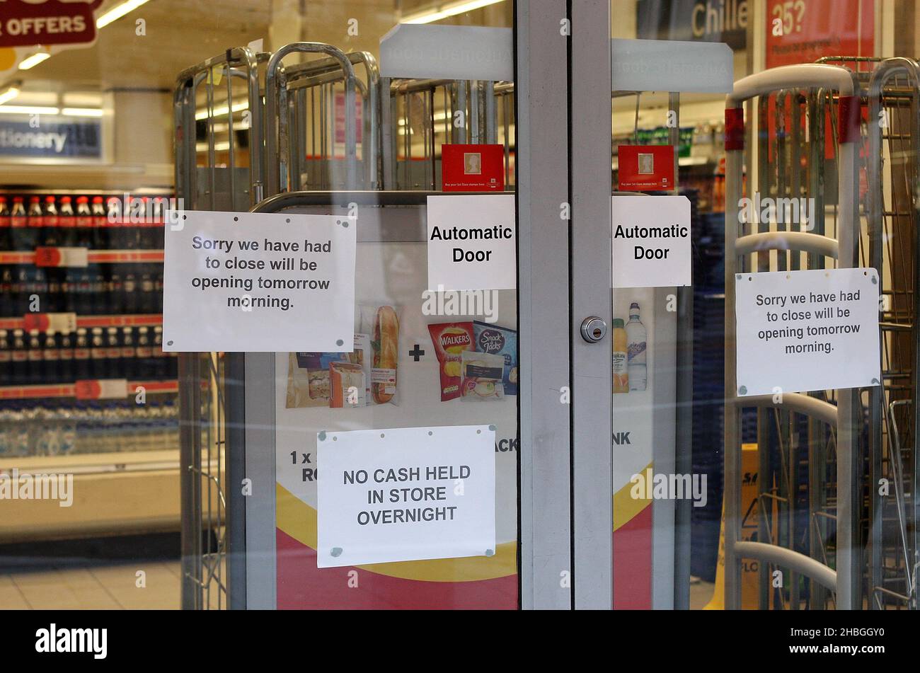 Sainsbury's Local schließt früh, um mögliche Unruhen in London vorzubereiten. Stockfoto