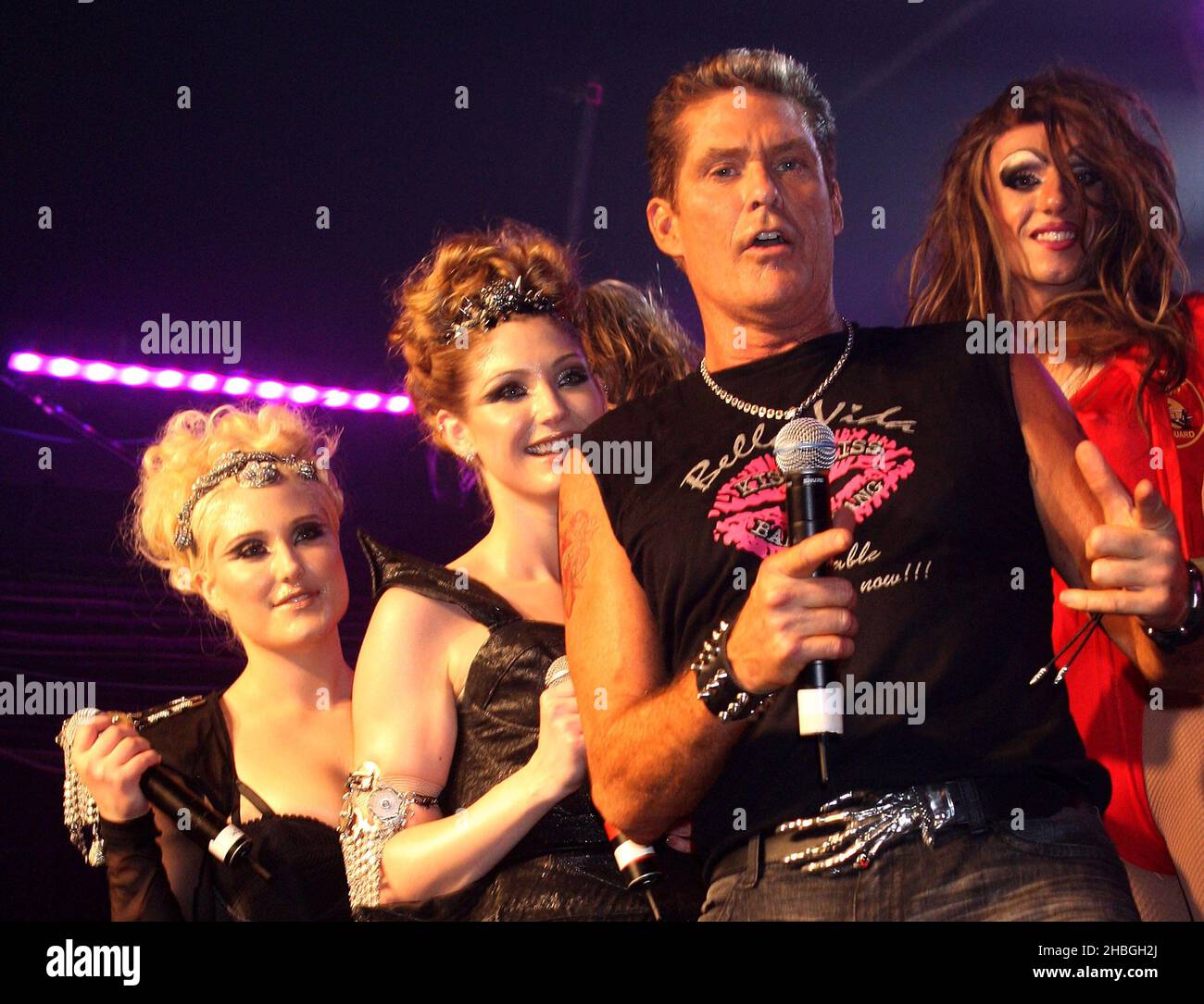 David Hasselhoff mit seinen Töchtern Hayley Amber Hasselhoff und Taylor Ann Hasselhoff, die als Bella Vida im GAY Heaven Nightclub in London auftreten. Stockfoto