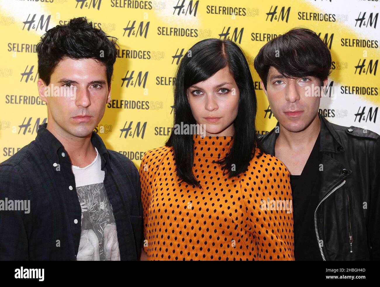 Leigh Lezark posiert mit ihrer Band Misshapes L-R Geordon Nicol und Greg Krenstein beim H&M & Selfridges Shop-in-Shop Launch in Selfridges im Zentrum von London. Stockfoto