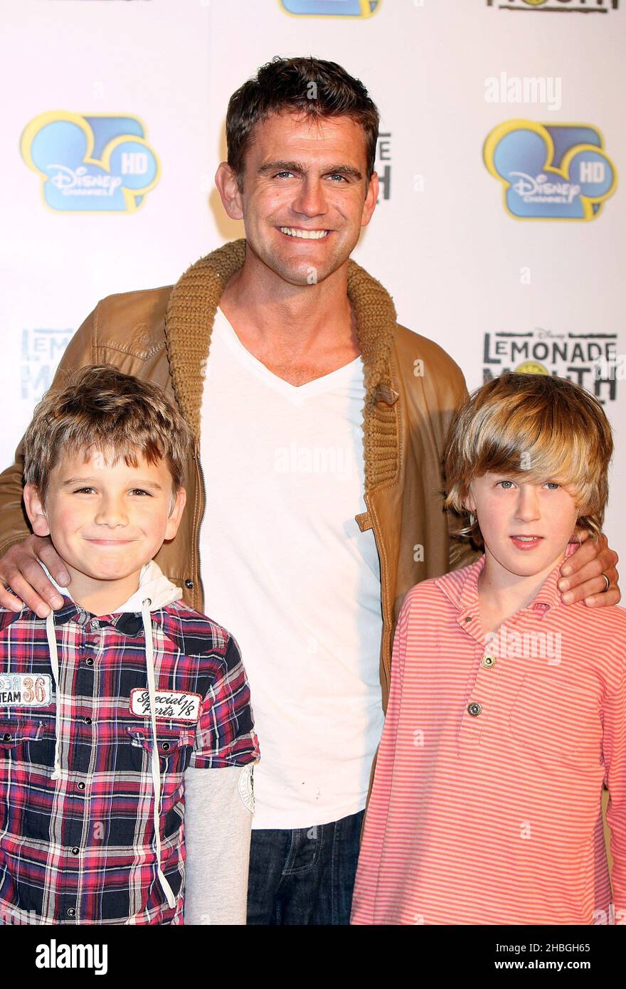 Scott Maslen und Sohn Zak und ein Freund bei der Ankunft im Lemonade Mouth Disney Channel Premiere bei BAFTA, London. Stockfoto