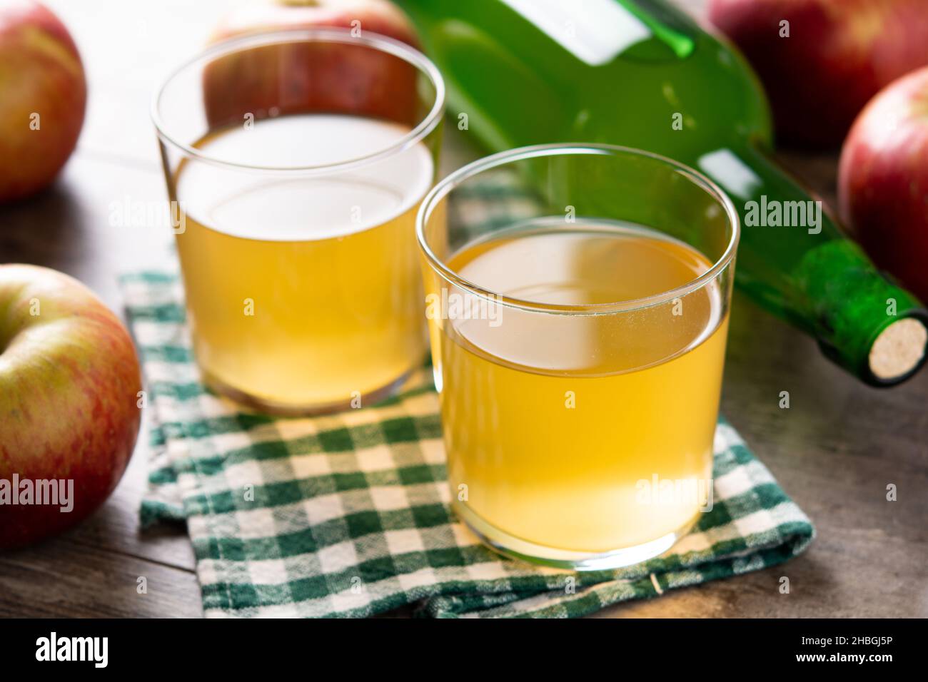 Apfelwein auf rustikalem Holztisch Stockfoto