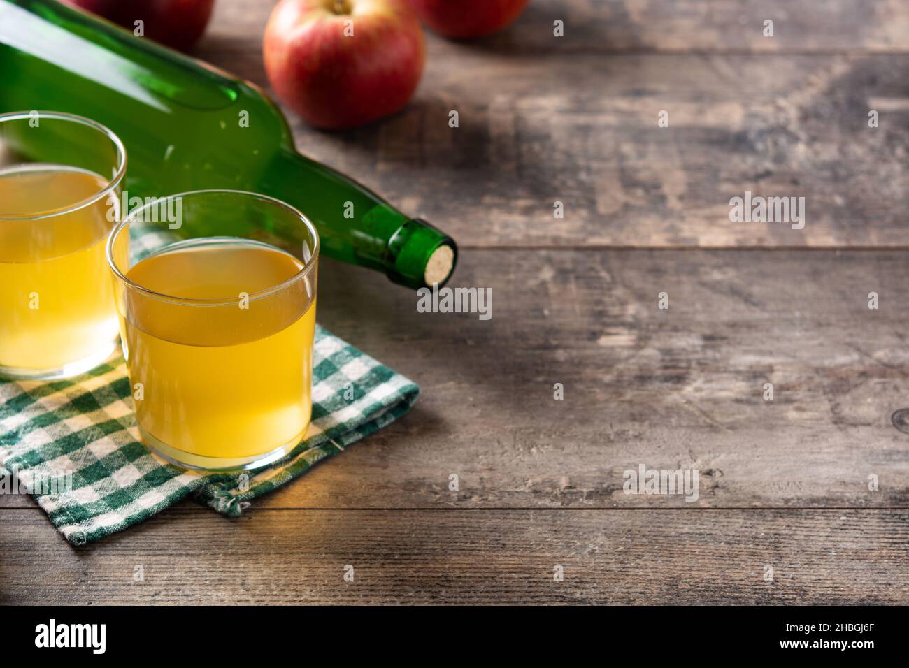 Apfelwein auf rustikalem Holztisch Stockfoto