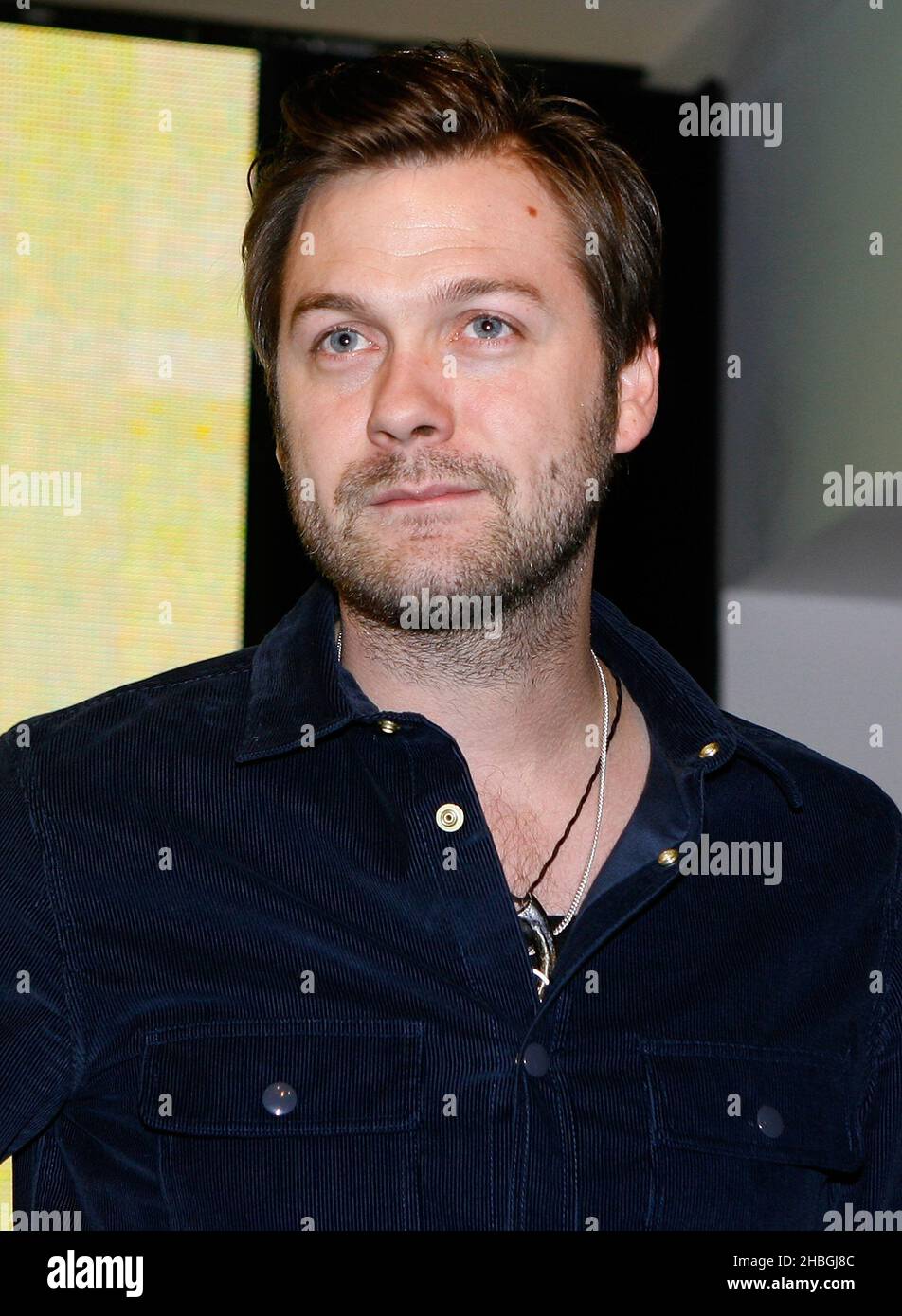 Tom Meighan von der Band Kasabian bei der Unterzeichnung des neuen Albums 'Velociraptori' der Band im HMV, Oxford Street, London Stockfoto