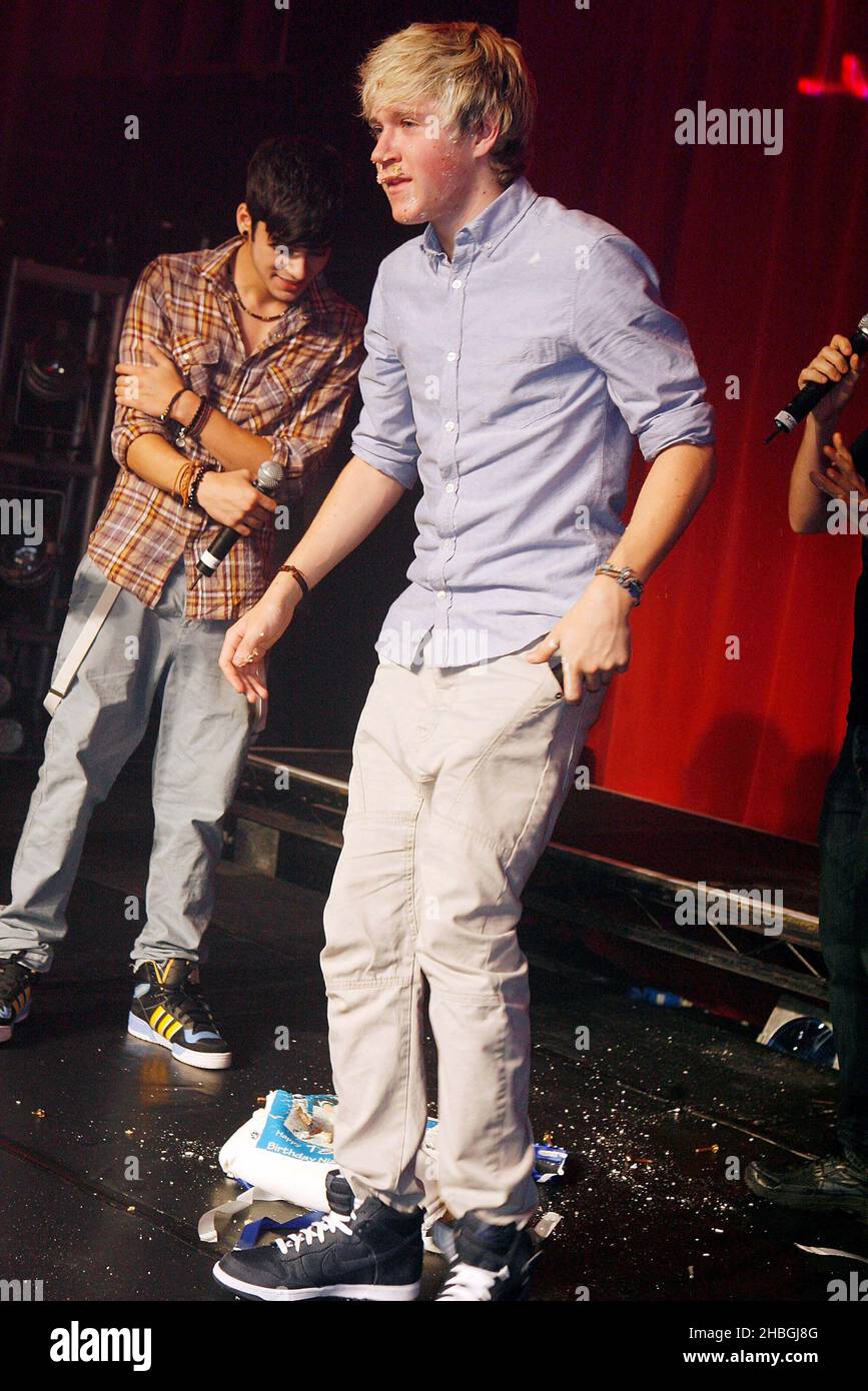 Niall Horan und Zayn Malik von One Direction während der Live-Performance der Band im G-A-Y Heaven in London. Stockfoto