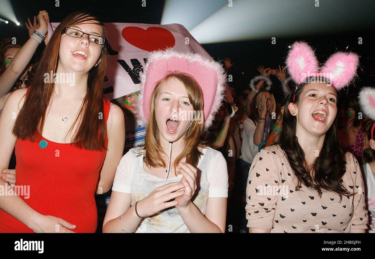 Fans beim Girlguiding UK Big Gig in der Wembley Arena in London. Stockfoto