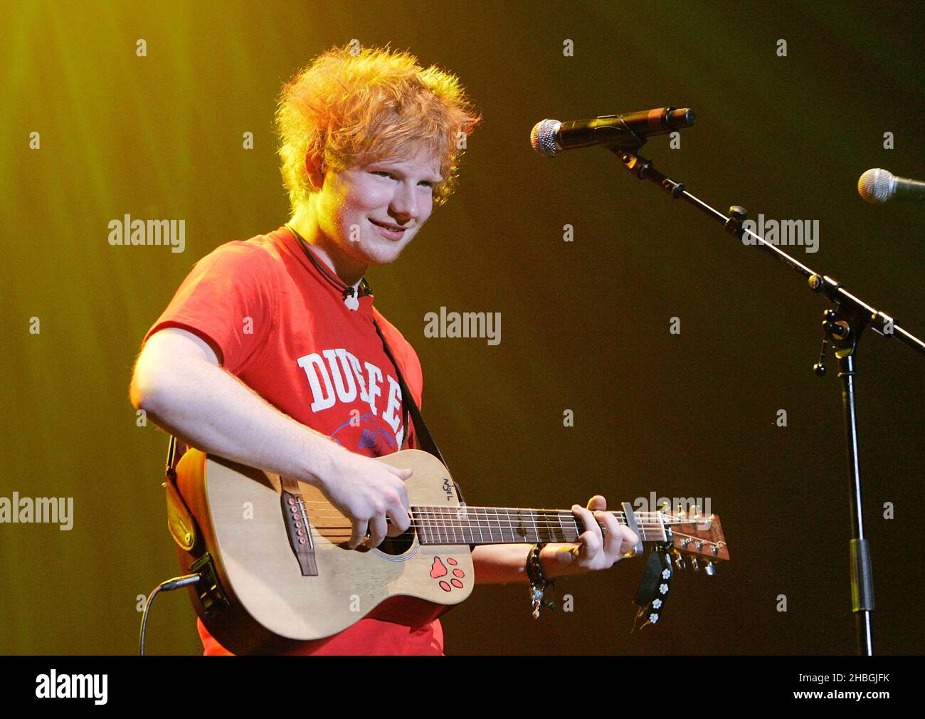 Ed Sheeran tritt im Big Gig von Girlguiding in Großbritannien in der Wembley Arena in London auf. Stockfoto