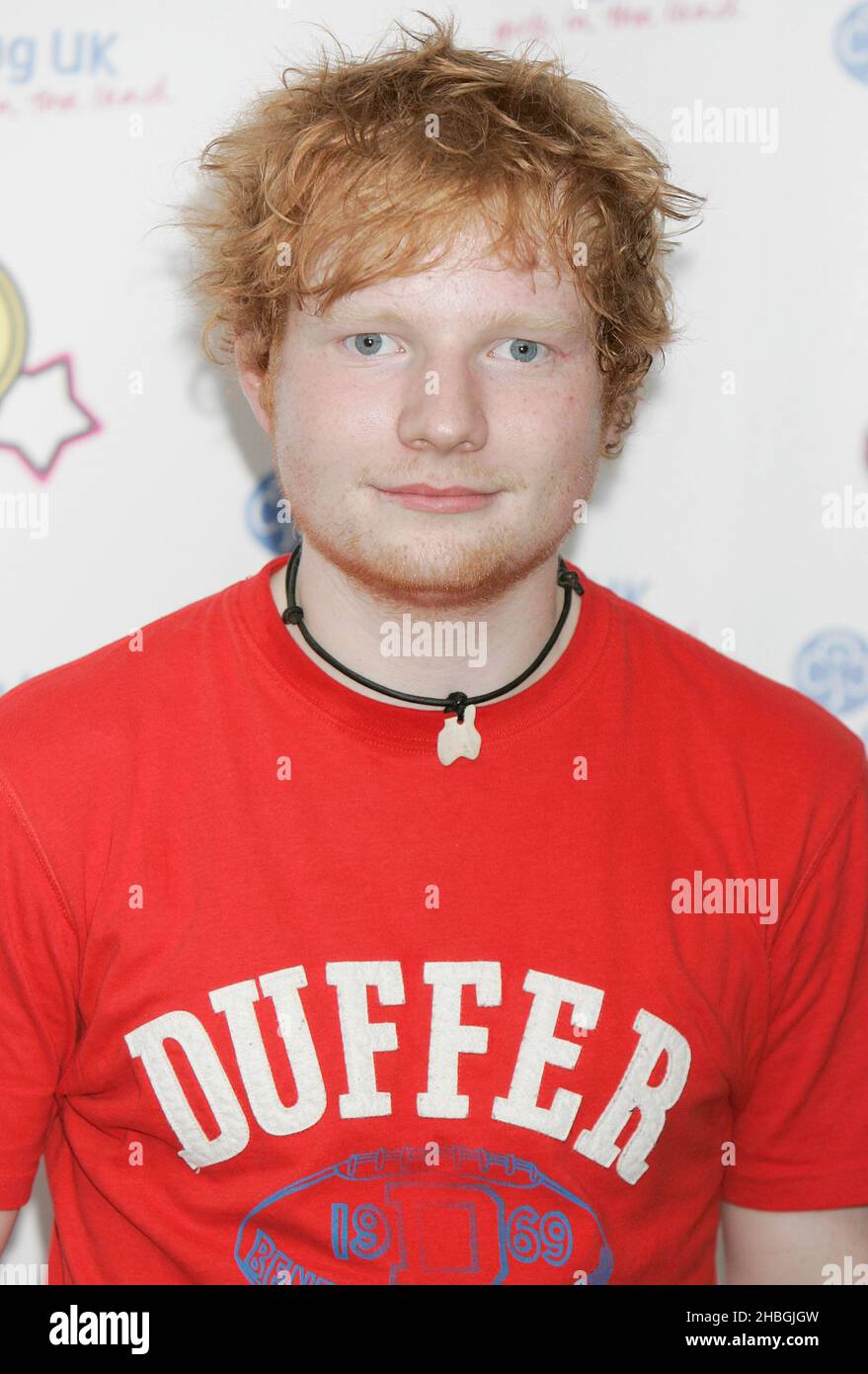 Ed Sheeran posiert hinter der Bühne beim Girlguiding UK Big Gig in der Wembley Arena in London. Stockfoto