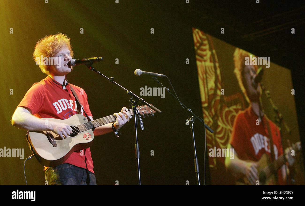 Ed Sheeran tritt auf der Bühne des Big Gig von Girlguiding in Großbritannien in der Wembley Arena in London auf. Stockfoto