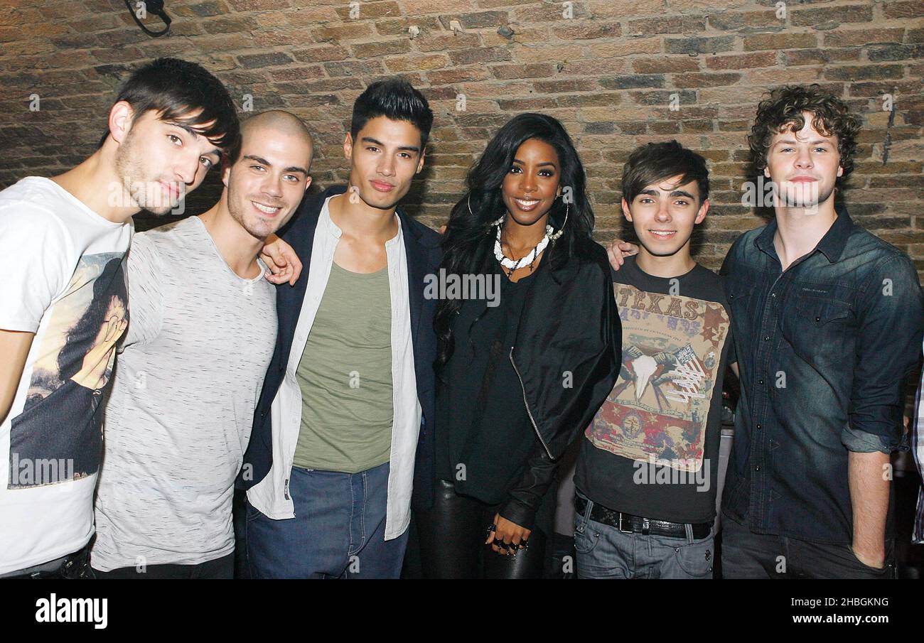 Max George, Tom Parker, Siva Kaneswaran, Jay McGuiness und Nathan Sykes, von The Wanted mit Kelly Rowland backstage im G-A-Y Heaven in London. Stockfoto