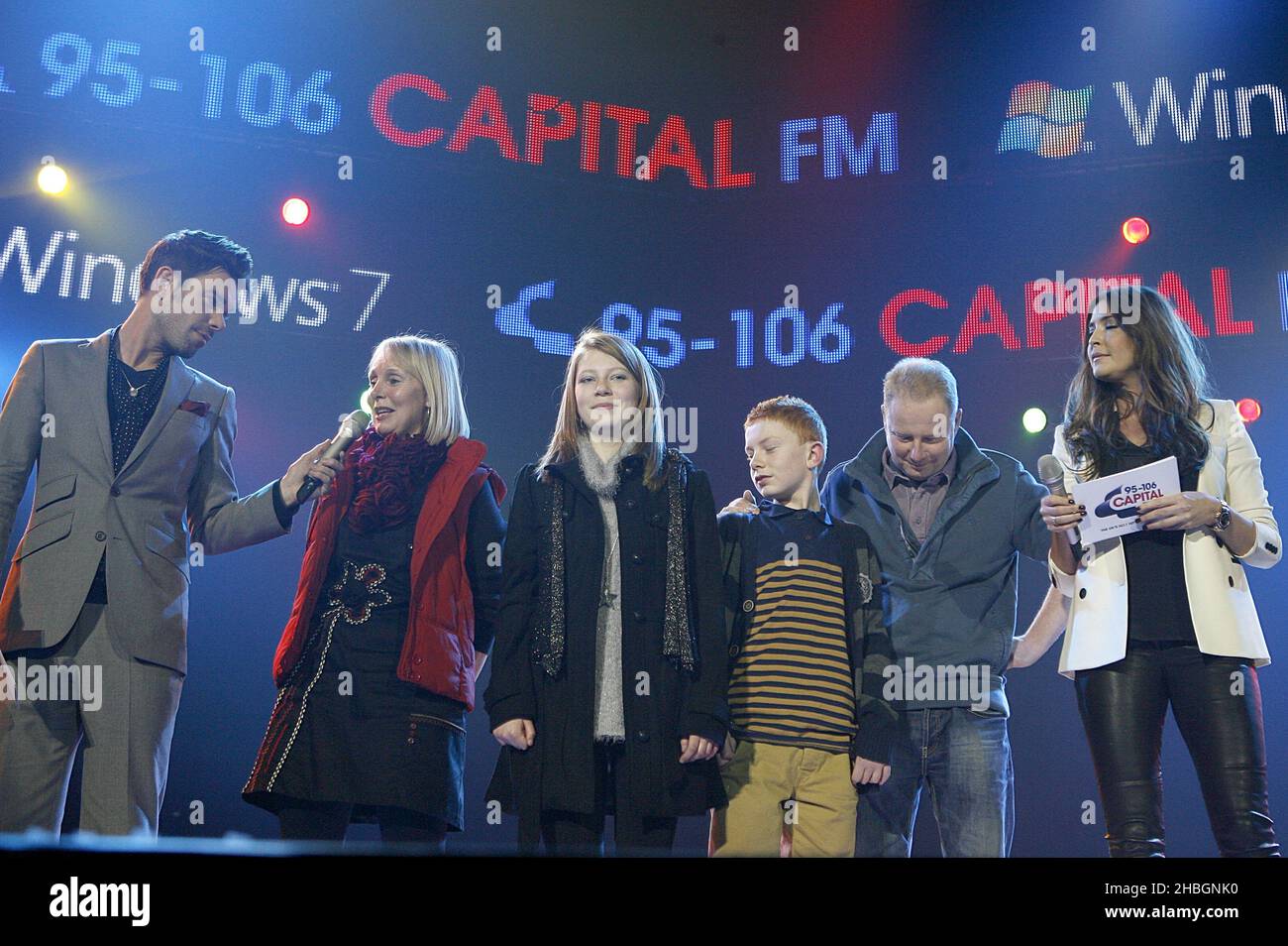 Windows Live 7-Gewinner auf der Bühne während des Capital FM Jingle Bell Ball 2011 in der O2 Arena, London. Stockfoto