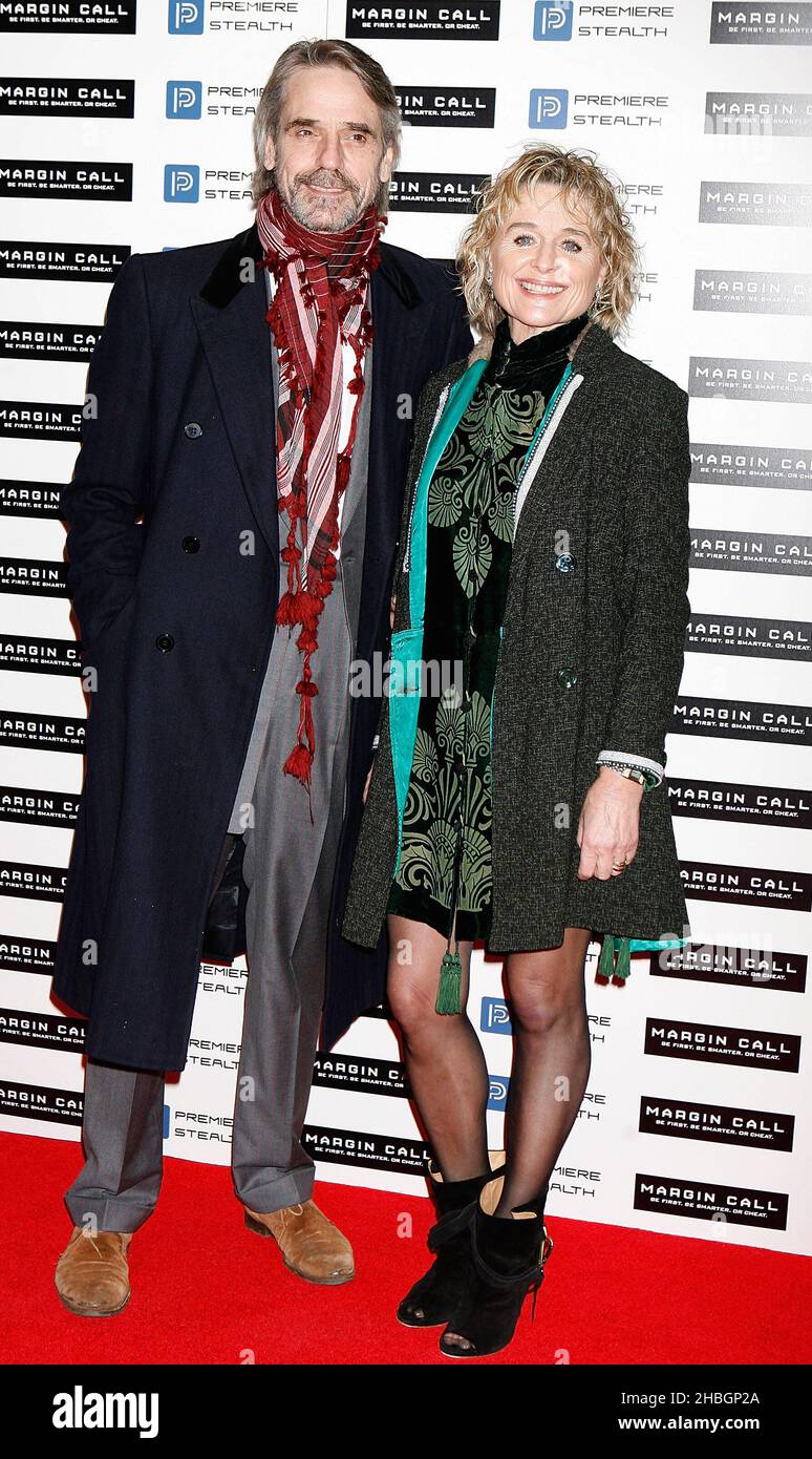 Jeremy Irons und Sinead Cusack kommen beim Margin Call - UK Film Premiere im Vue West End in London an Stockfoto